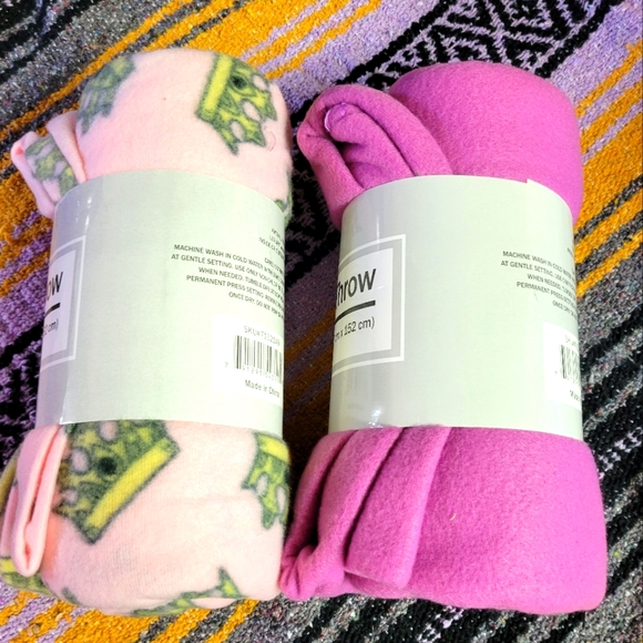 🛒🛍️💥NWT lot of 2 polar fleece throws 50×60 inches pink/crowns bright pink - Picture 5 of 7